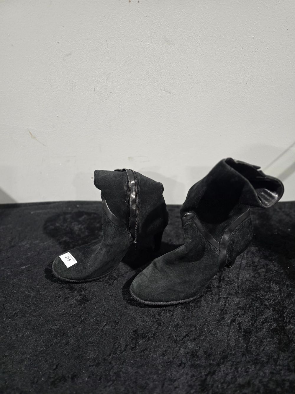 Lot 315: pair of ladies boots size 6