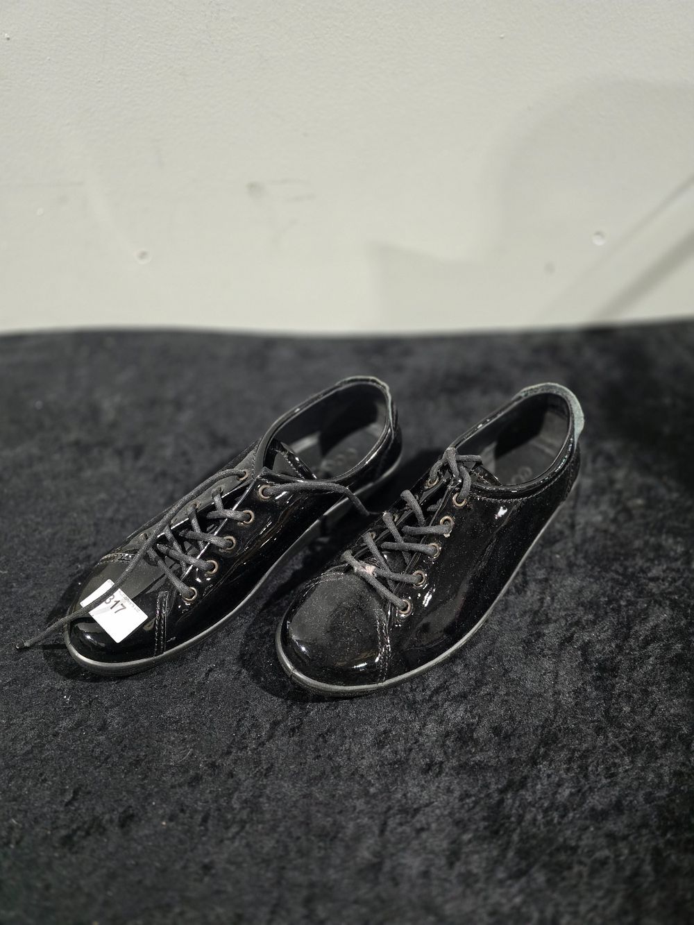 Lot 317: pair of ecco size 40 shoes
