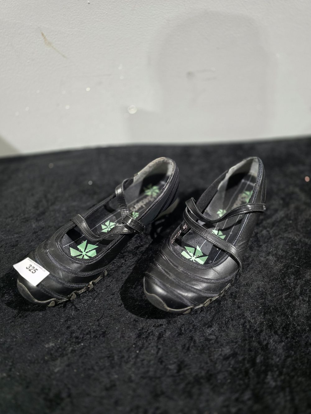 Lot 325: pair of sketchers shoes size 6