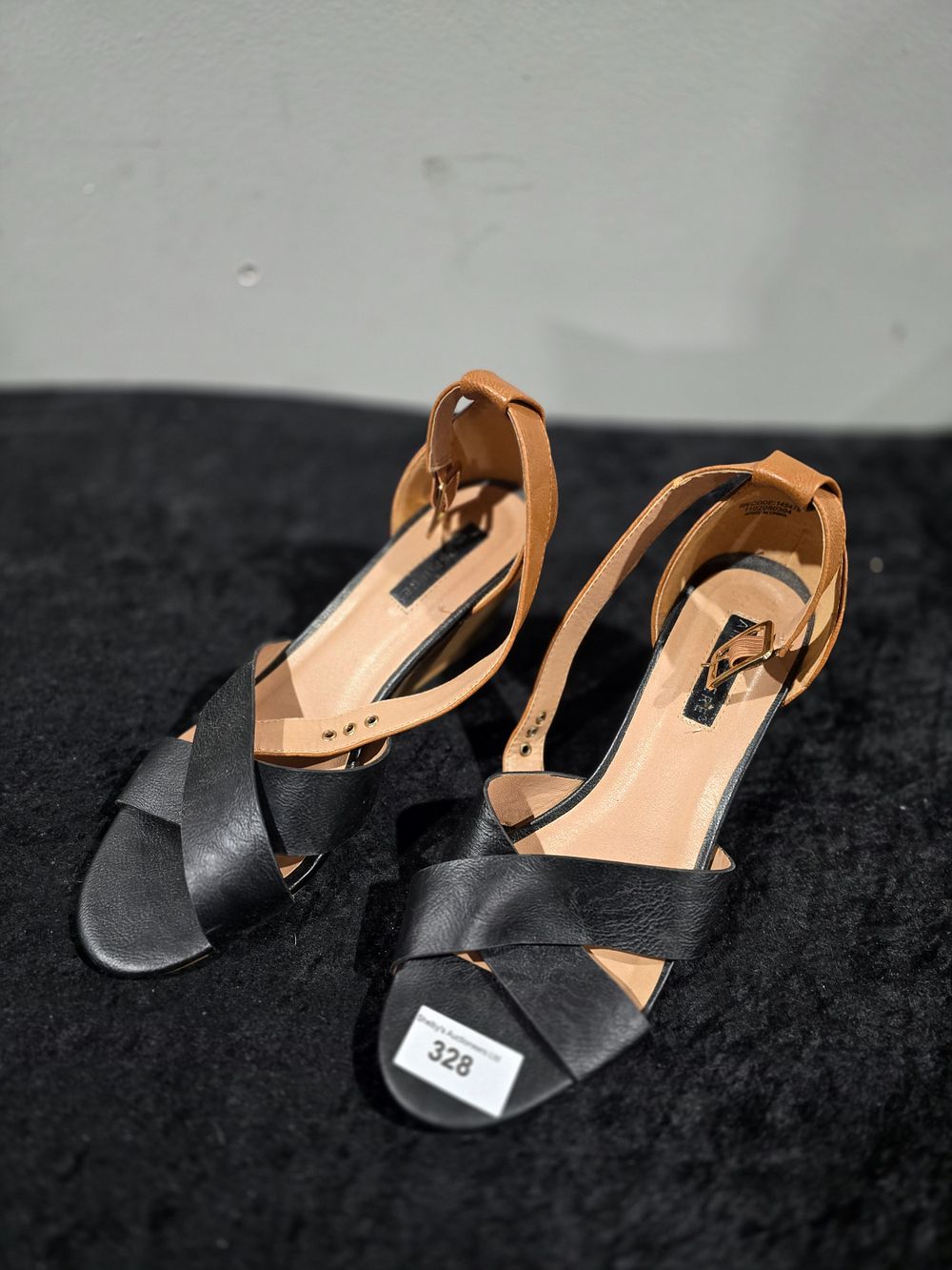 Lot 328: pair of atmosphere ladies size 6 wedges