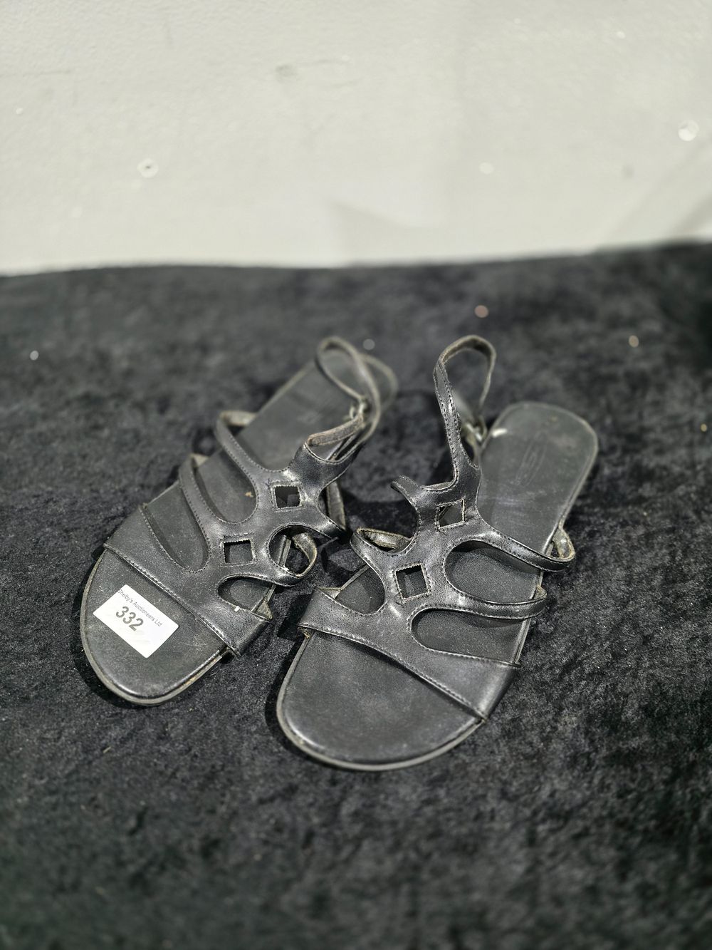 Lot 332: 2 pairs of ladies sandles size 38