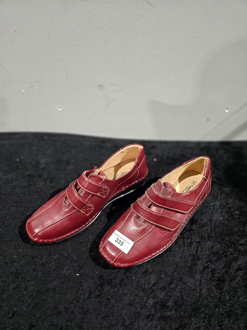 Lot 335: pair of ladies cushion walk shoes size 6