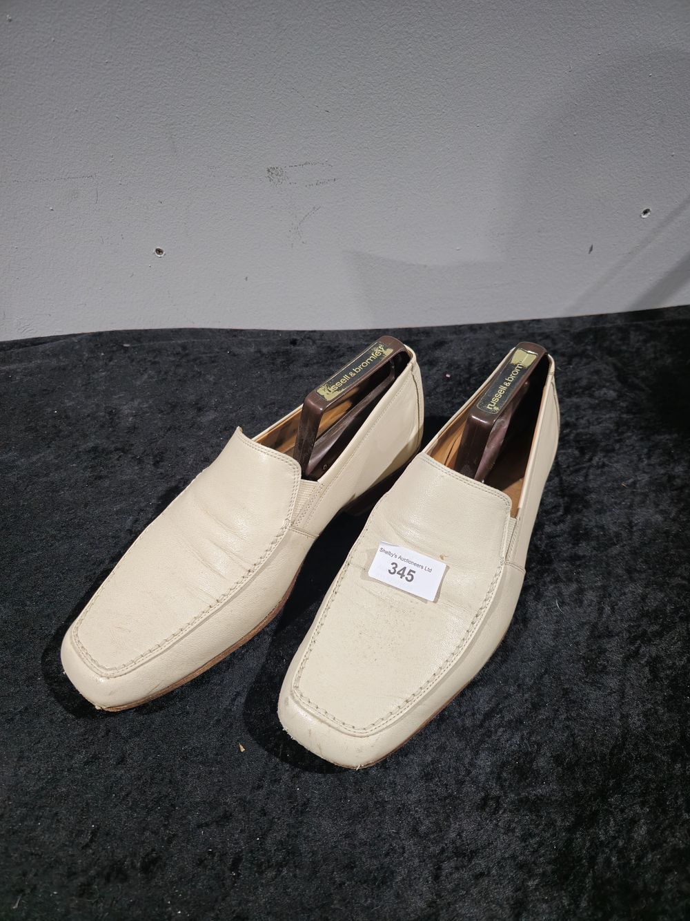 Lot 345: pair of gents cream barker shoes size 7