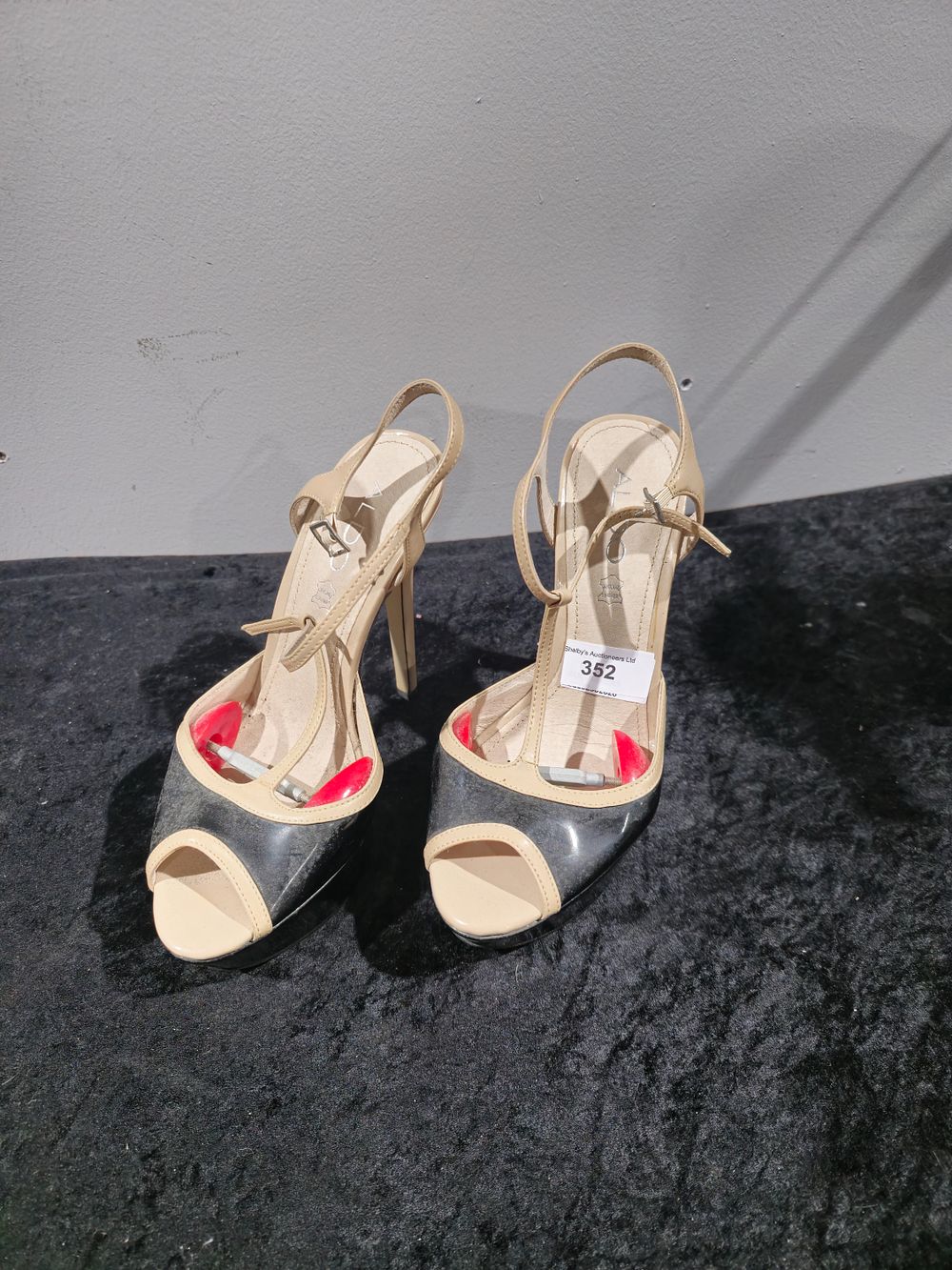 Lot 352: pair of aldo ladies leather high heels shoes size 6