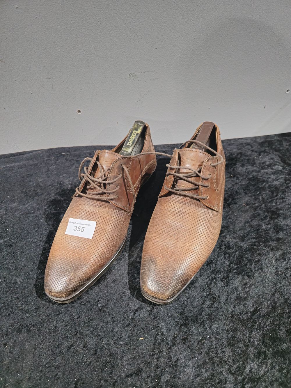 Lot 355: pair of gents fioux leather shoes size 6