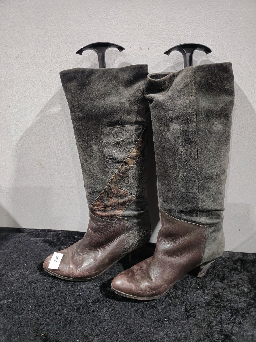 Lot 357: pair of brown leather ladies boots size 6