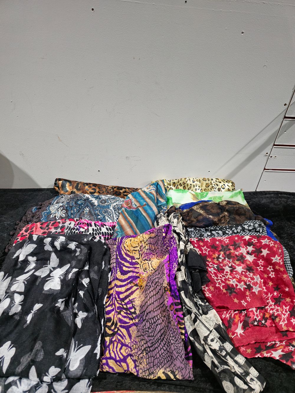 Lot 371: 12 x various ladies silk scarves and scarves