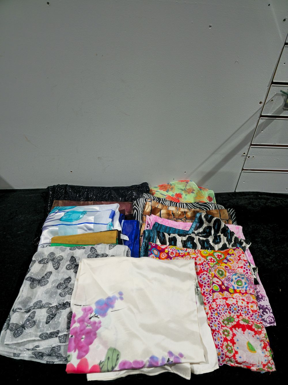 Lot 374: 12 x various ladies handbags
