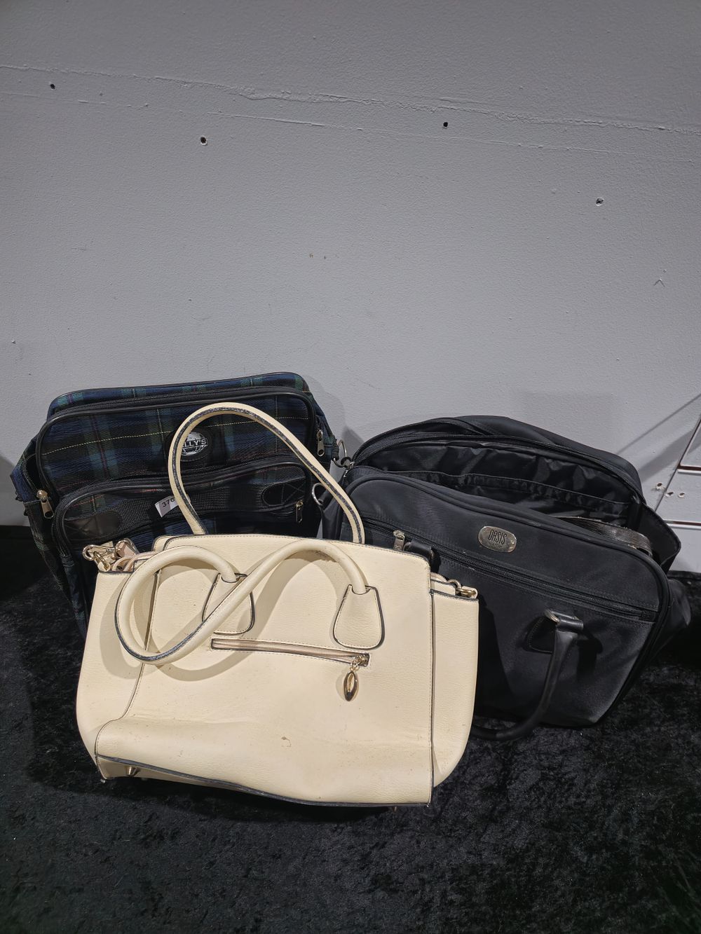 Lot 376: 5 x varous ladies handbags