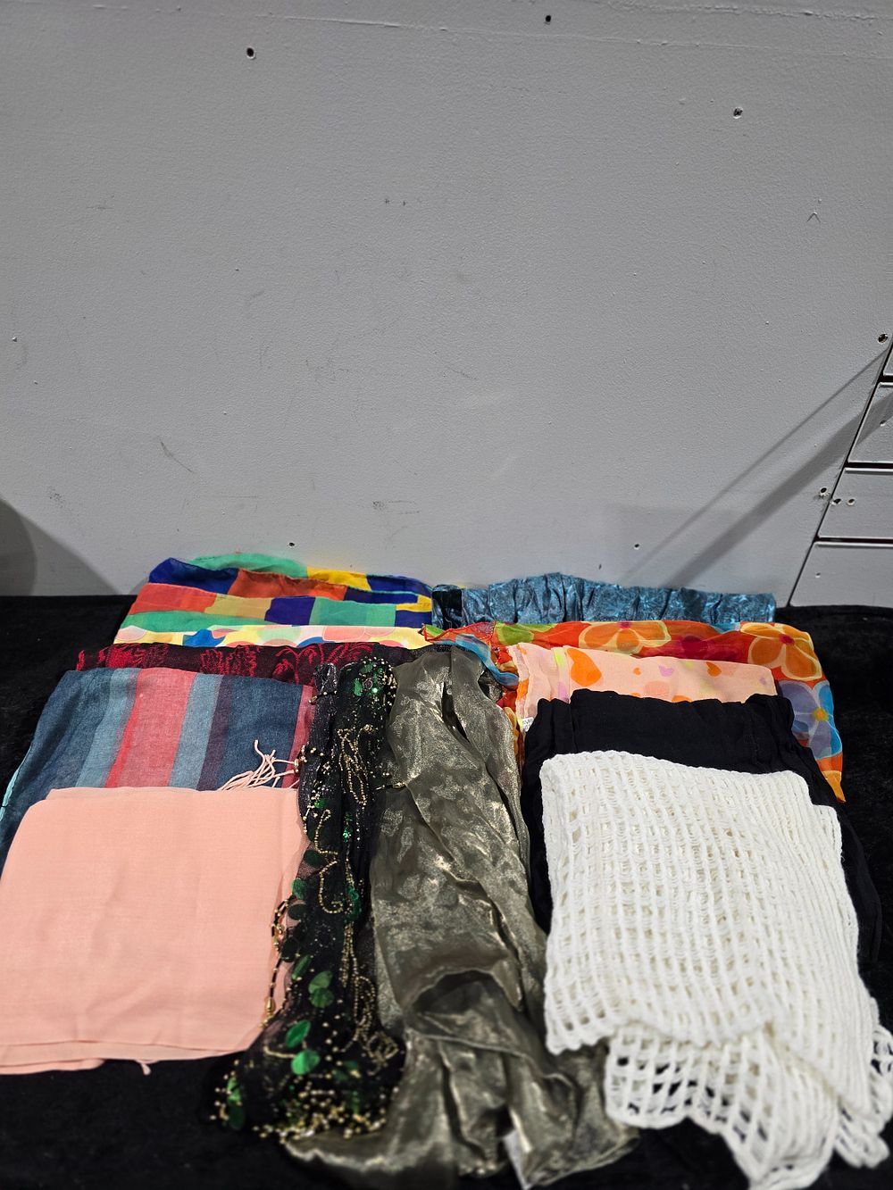 Lot 378: 12 x various ladies scarves