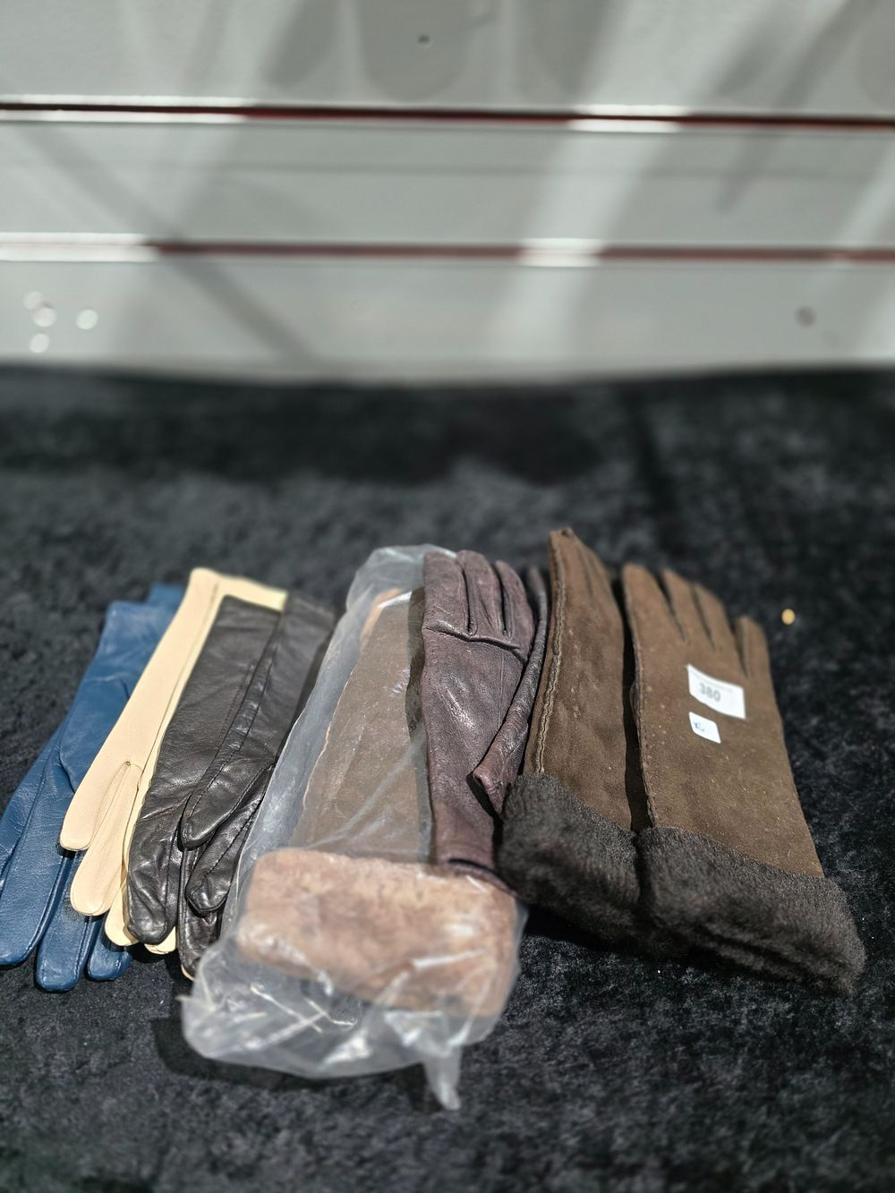 Lot 380: 6 x various pairs of ladies leather gloves