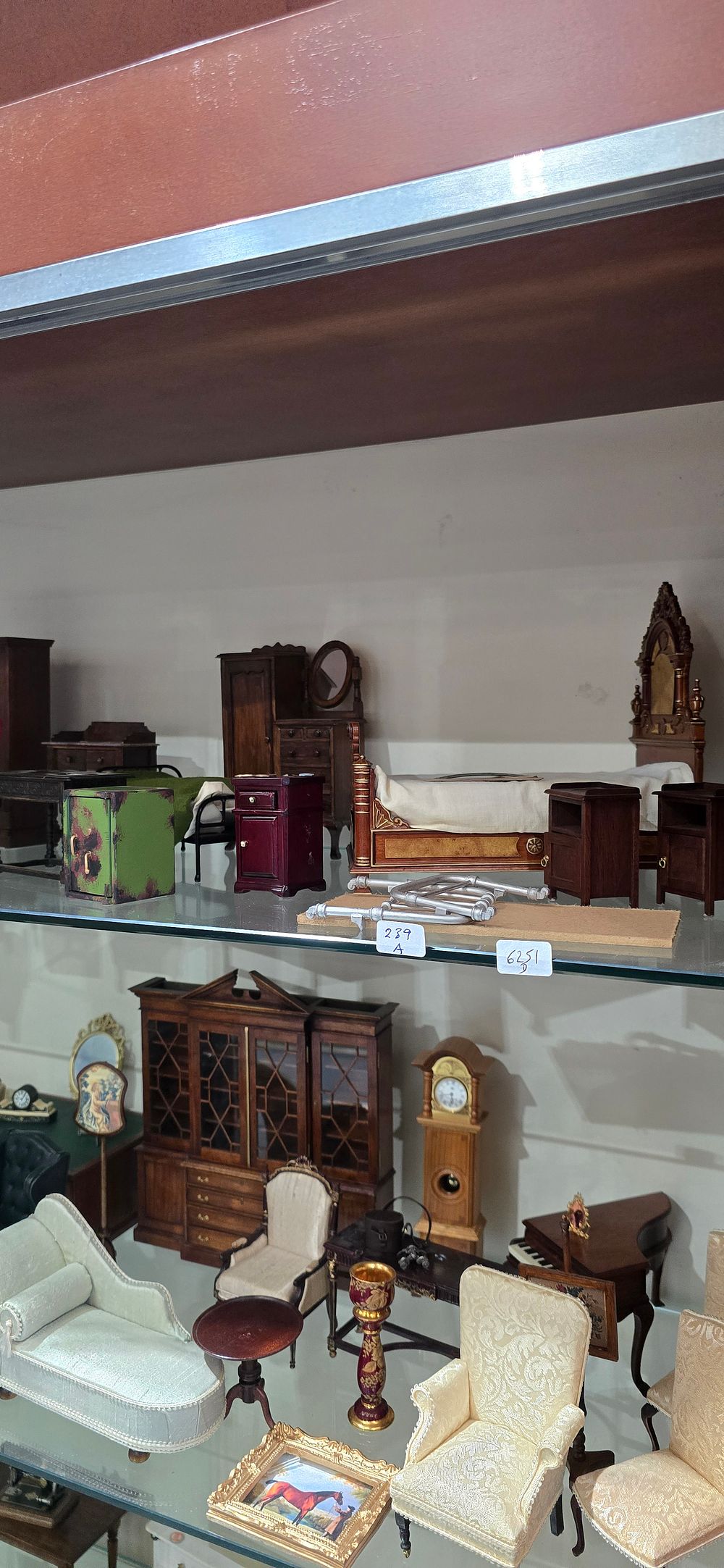Lot 239a: 1 x shelf containing dolls house furniture