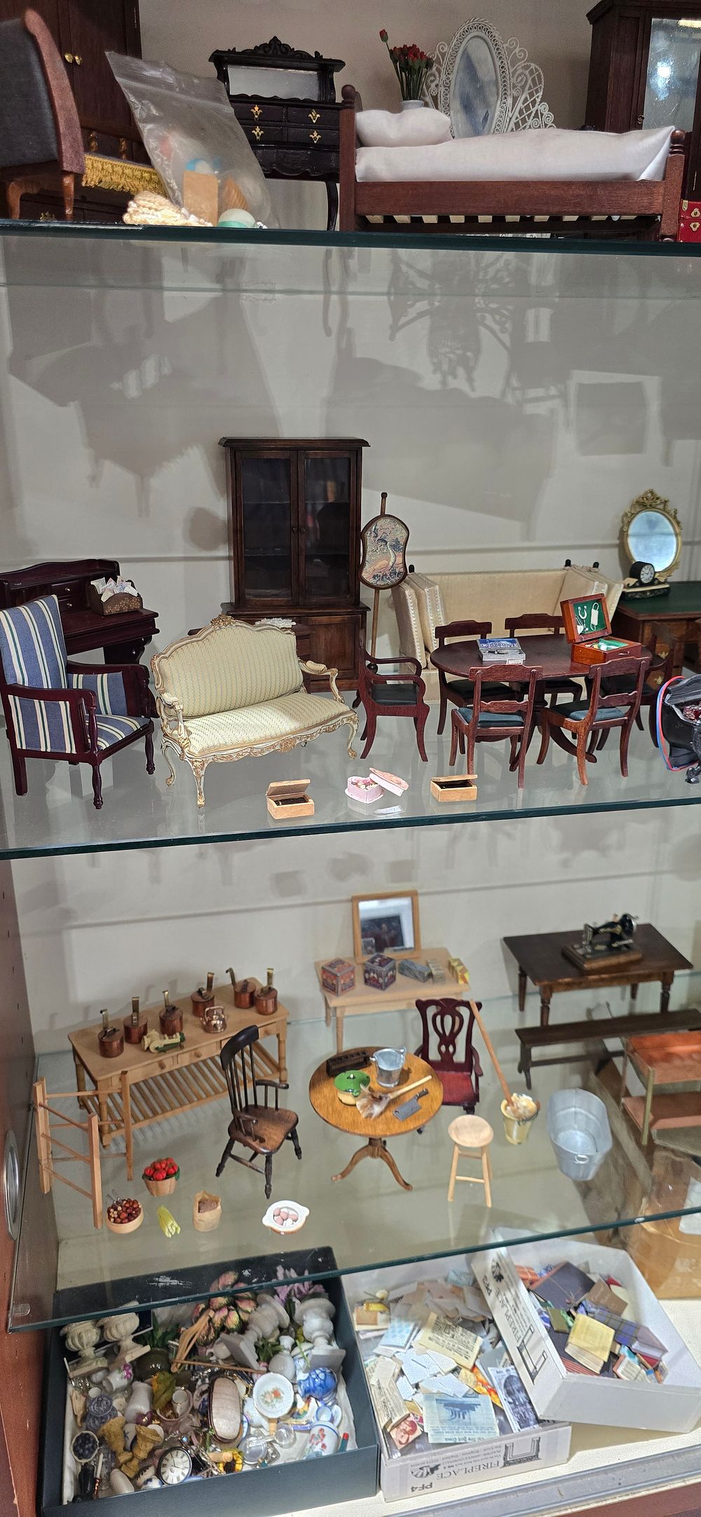 Lot 239b: 1 x shelf containing dolls house furniture