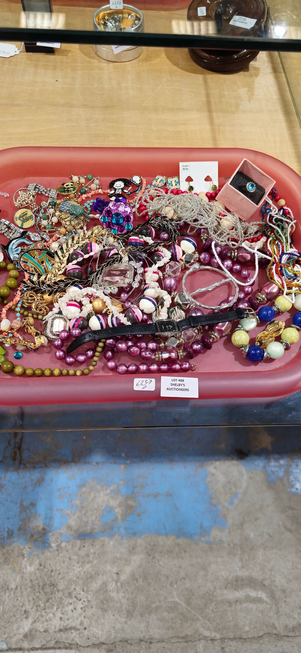 Lot 409: 1 x tray containing costume jewellery ware items