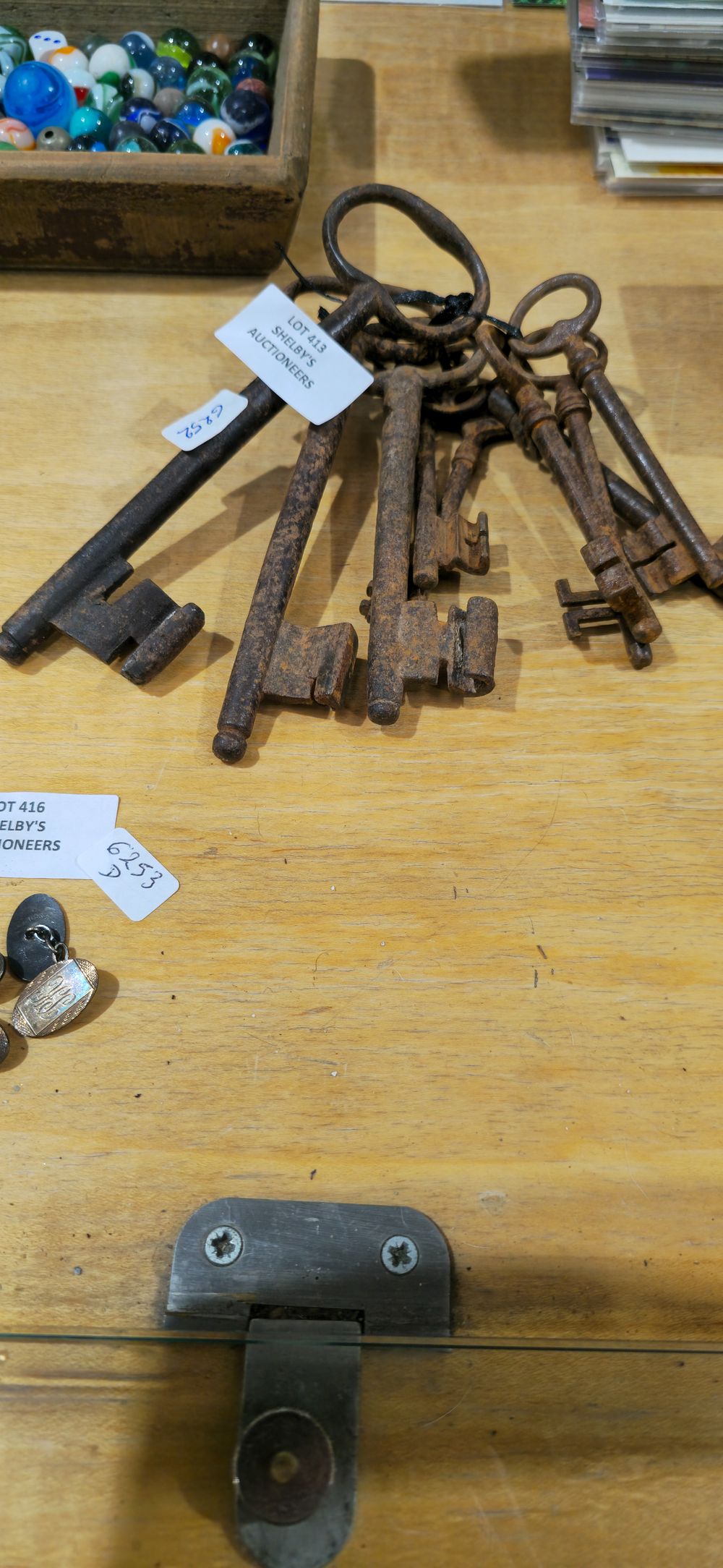 Lot 413: 1 bunch of victorian large heavy duty lock keys