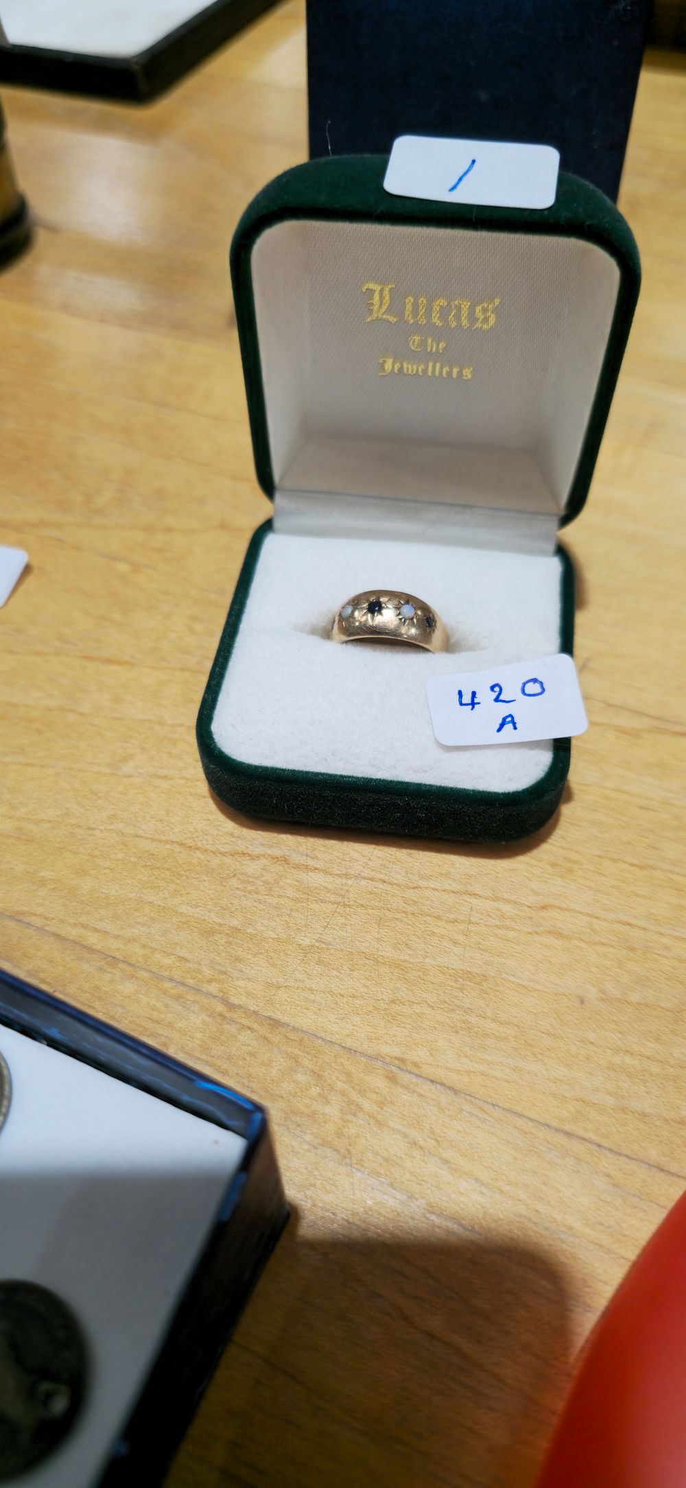Lot 420a: 9ct gold opel and saphire set ladies ring 2.69 gram