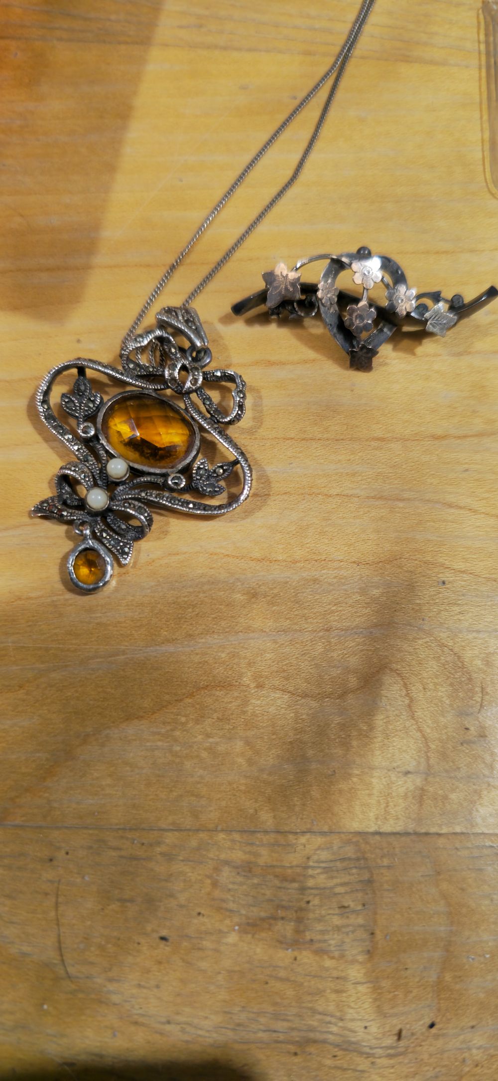 Lot 433: 1 x silver and citrine pendant and necklace with silver brooch
