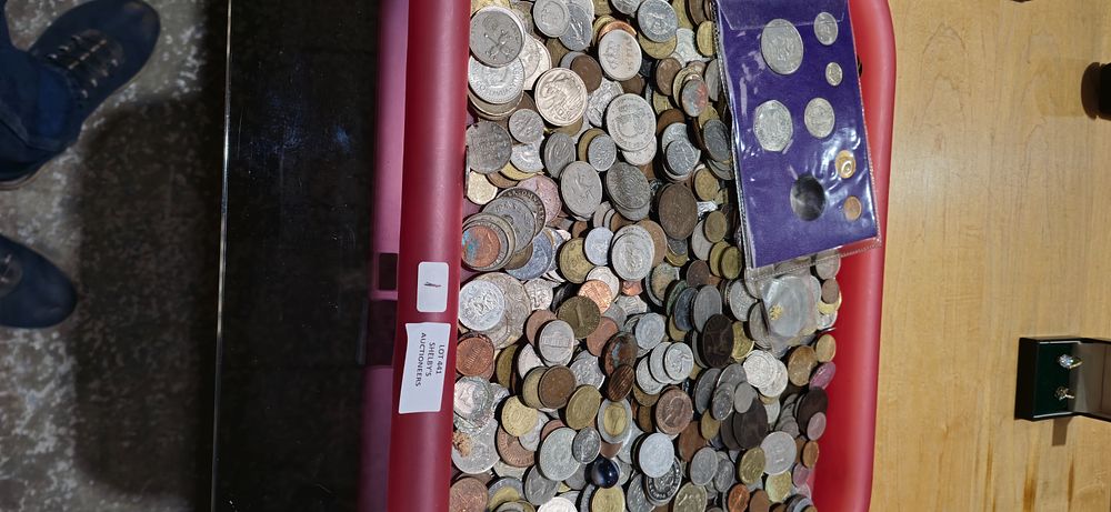 Lot 441: tray containiing foreign coinage