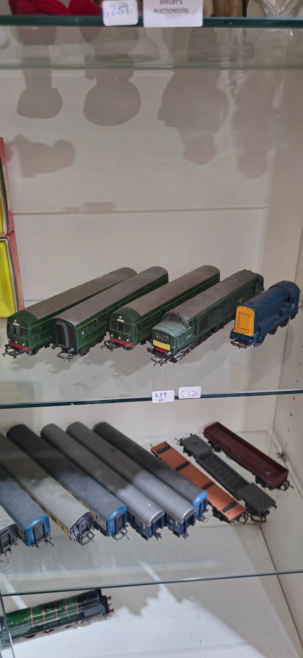 Lot 239g: hornby d3035 diesel shunter with triang r751 and carriges