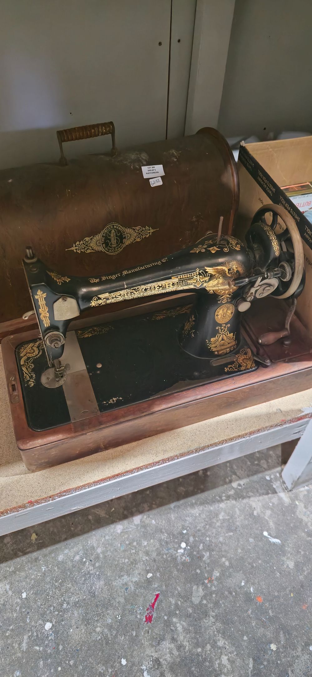 Lot 304: 1 x singer vintage sewing machine