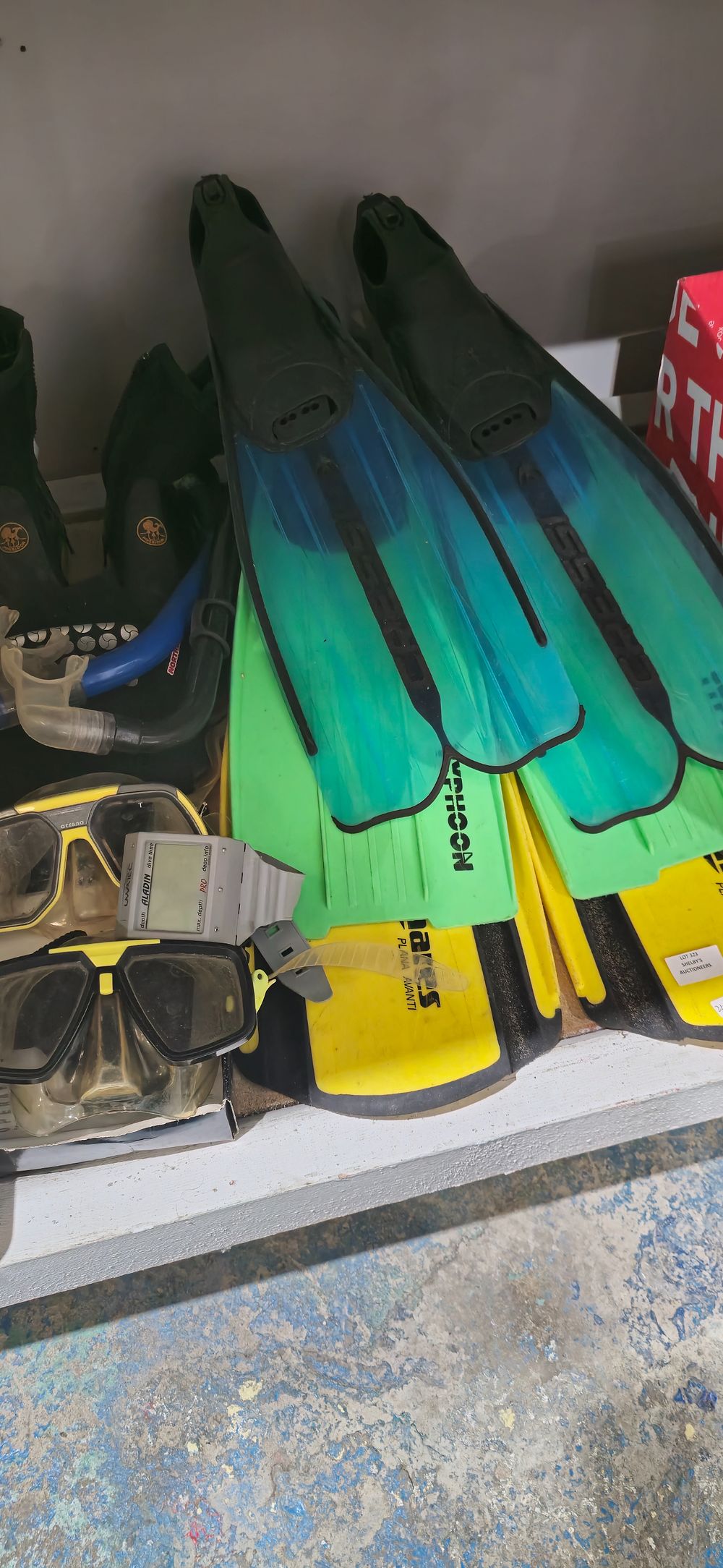 Lot 323: selection of various maker snorkling items