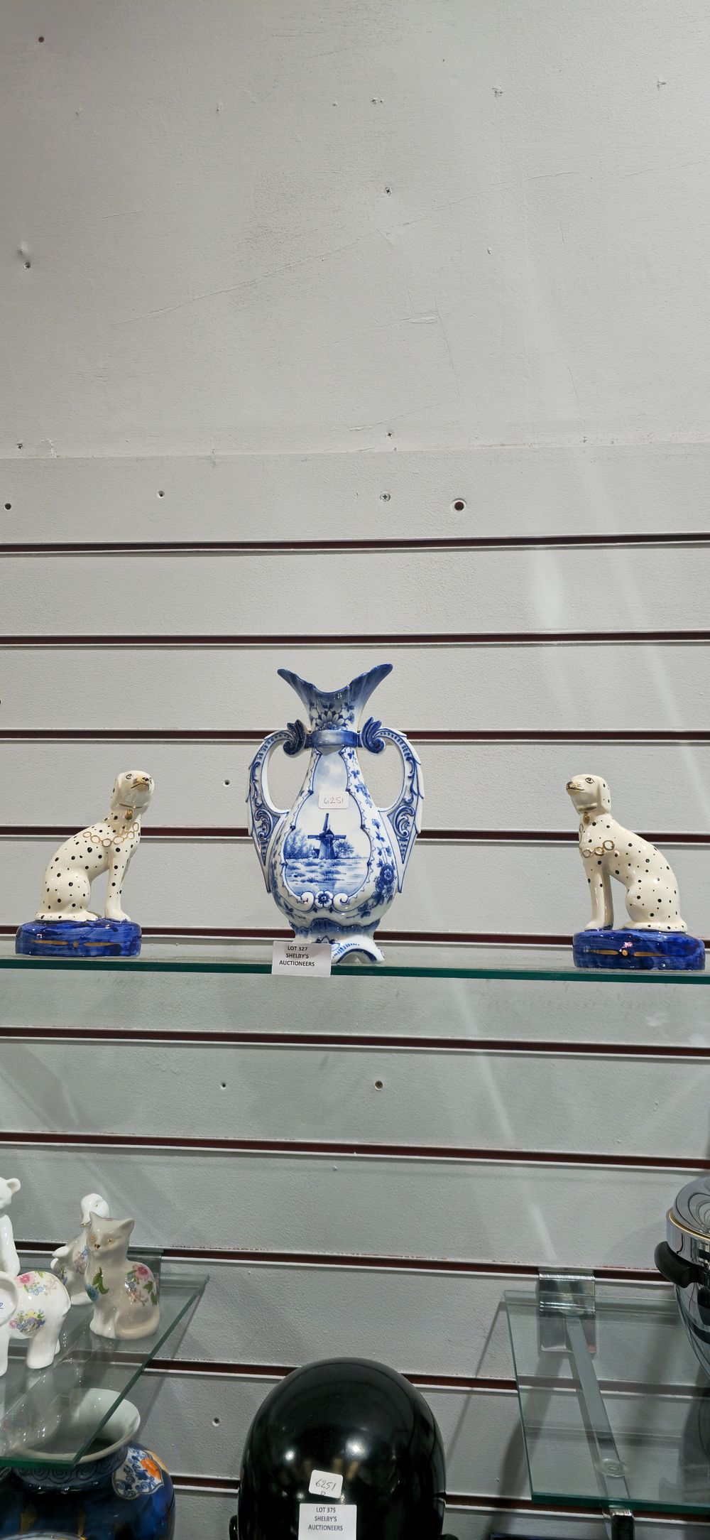 Lot 327: 1  x blue and white ware bud vase with pair of small staffordshire dogs