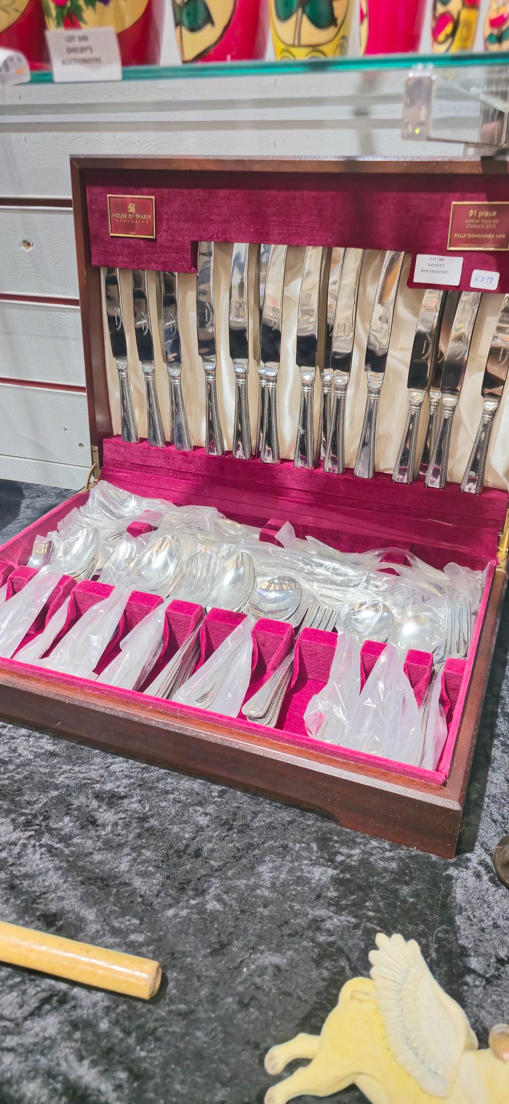 Lot 388: 91 piece house of fraser cutlery canteen with cutlery