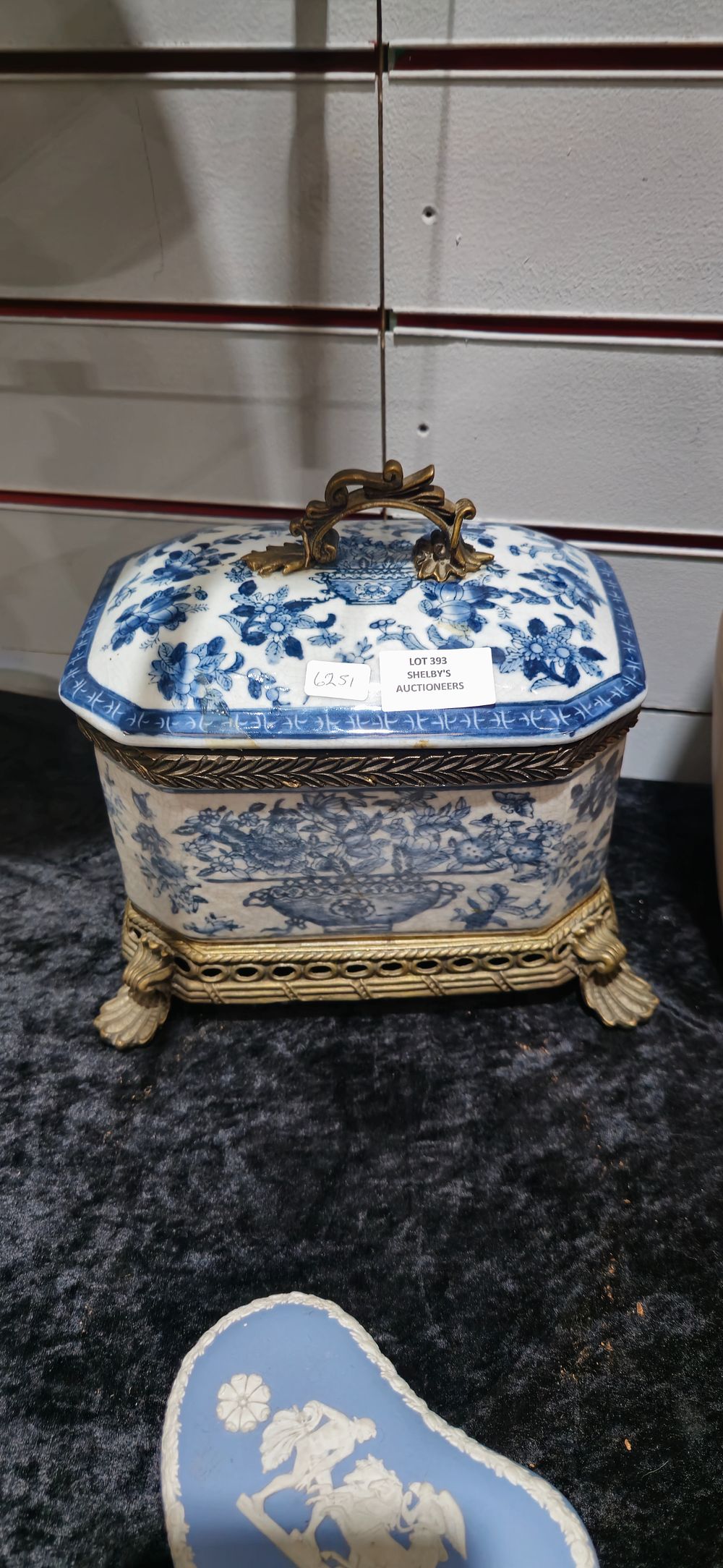 Lot 393: 1 x victorian blue and white ware metal frame porcelain caddy with lid