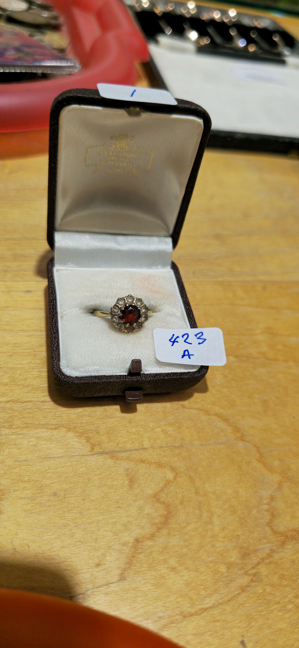 Lot 423a: 1 x9ct gold garnet inset ring