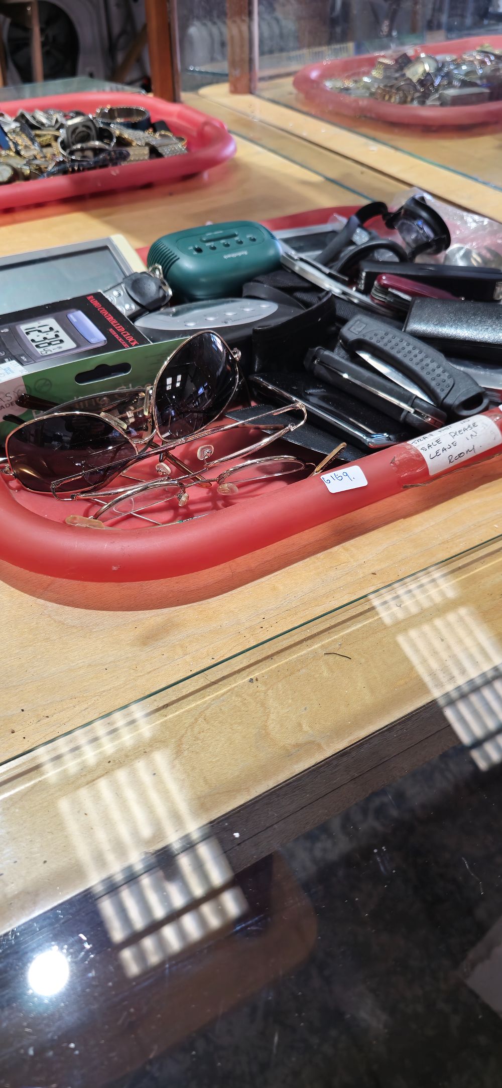 Lot 226: tray containing various pen knives etc