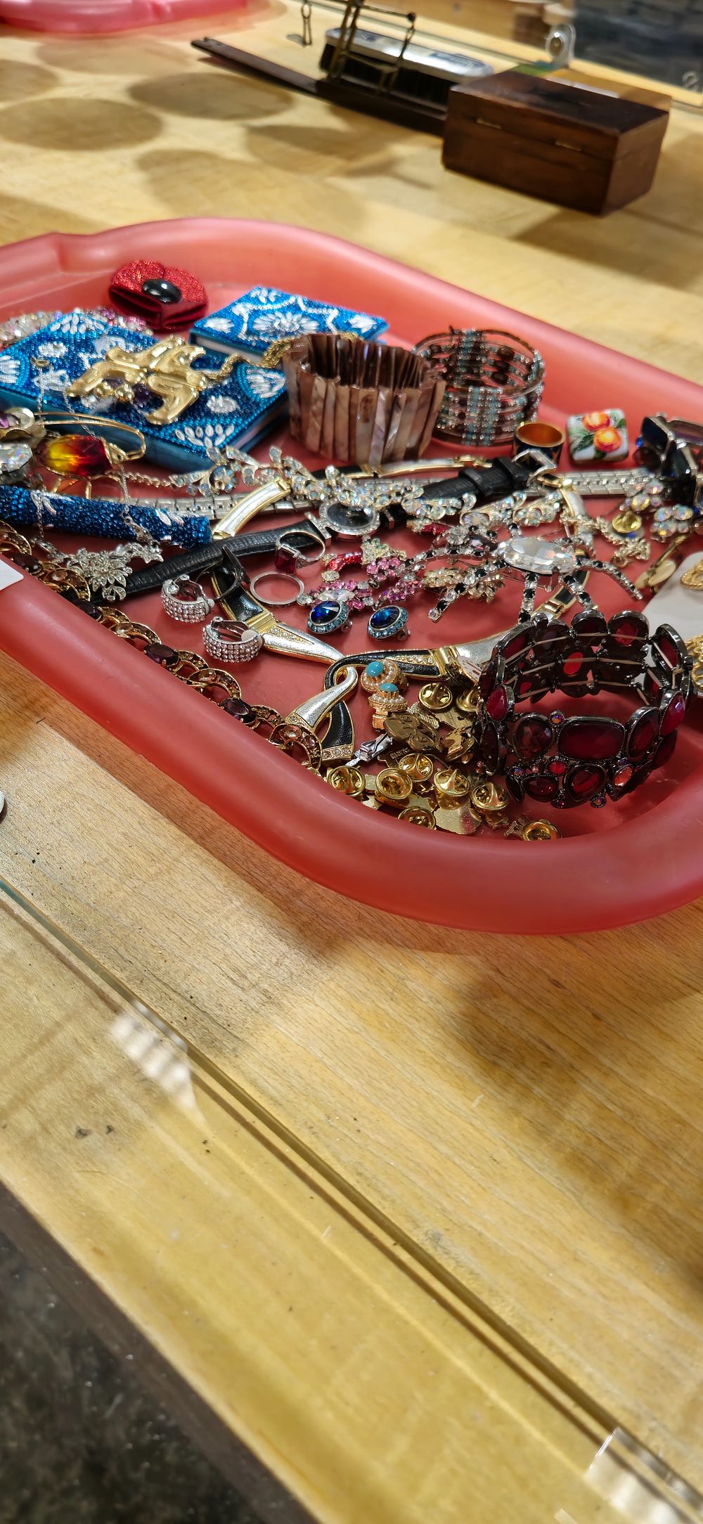 Lot 233: tray containing costume jewelery ware items