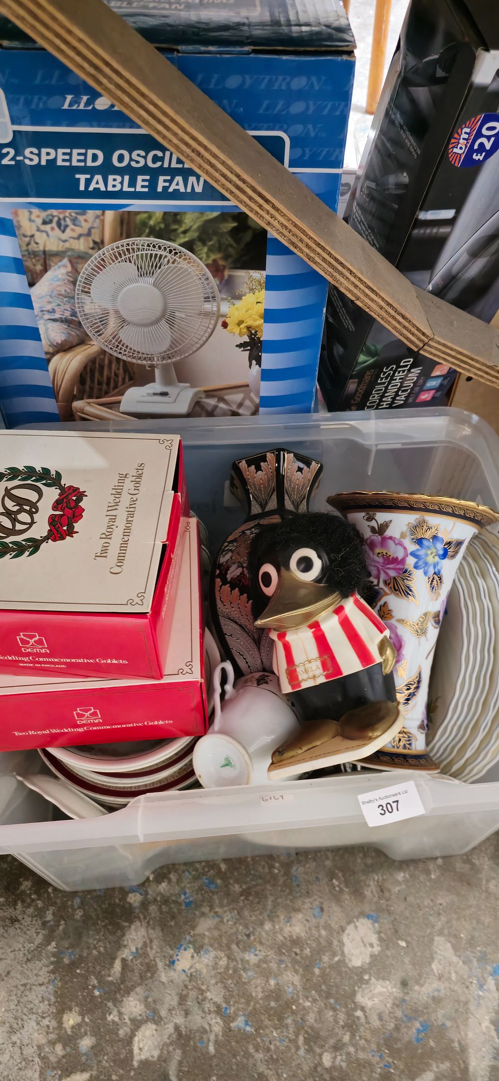 Lot 307: 1 box containing pottery ware items