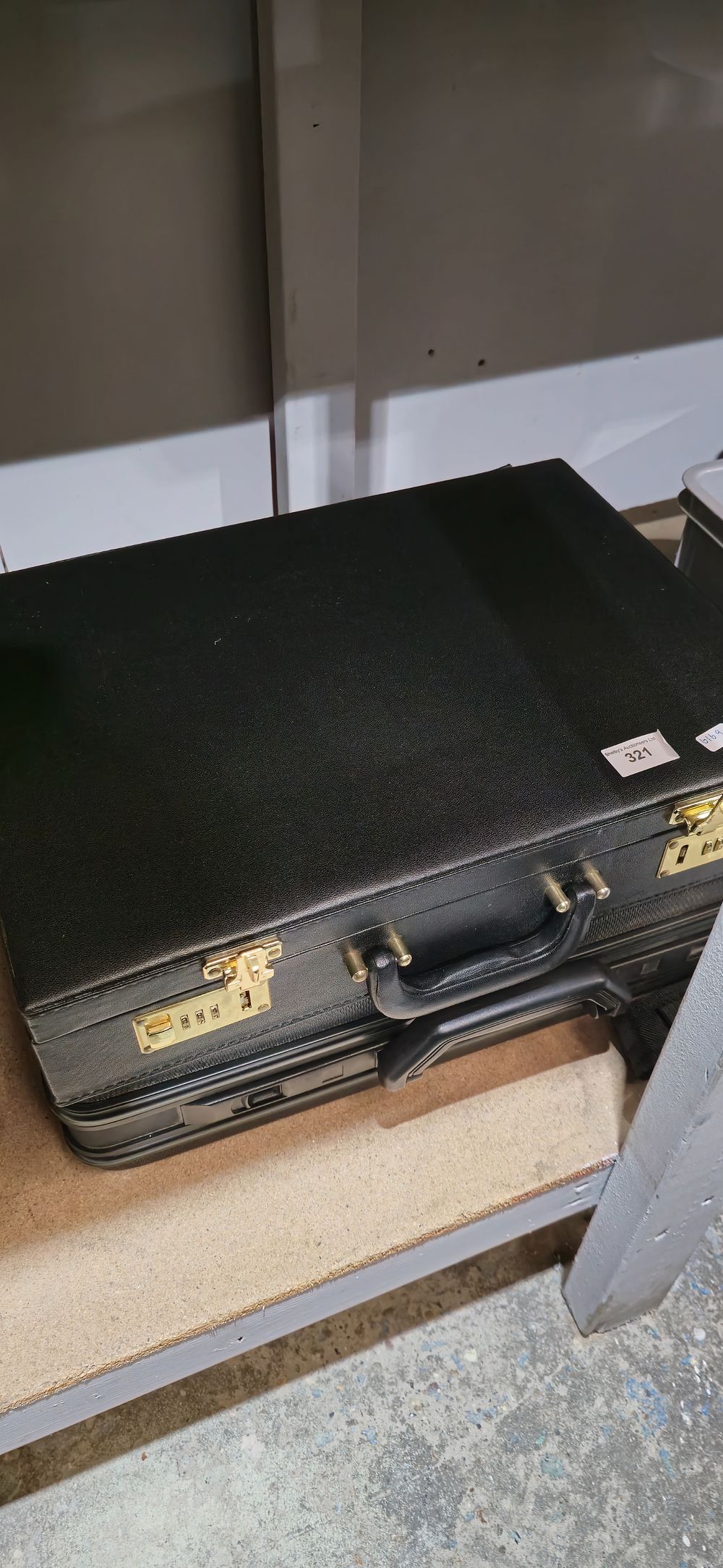 Lot 321: 2 x various briefcase leather and hardshell