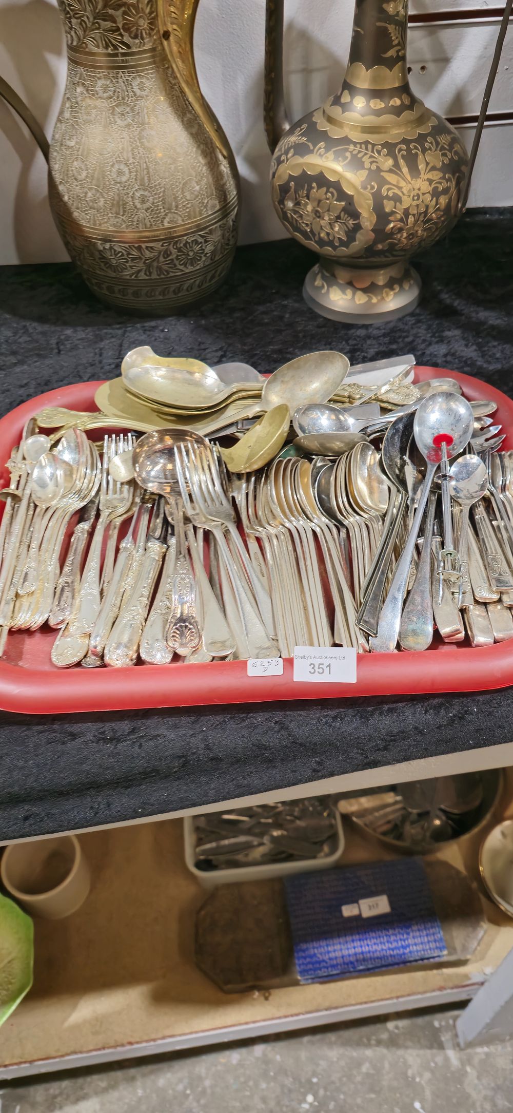 Lot 351: tray containing cutlery ware items