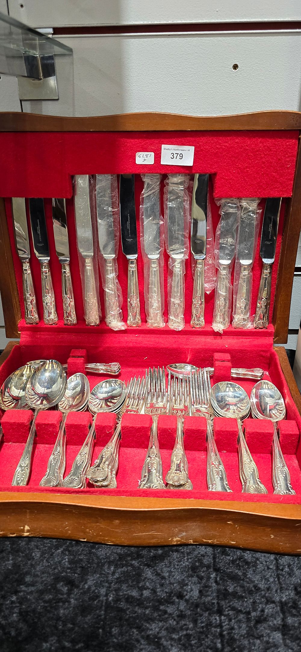 Lot 379: vintage cutlery canteen containing cutlery ware items
