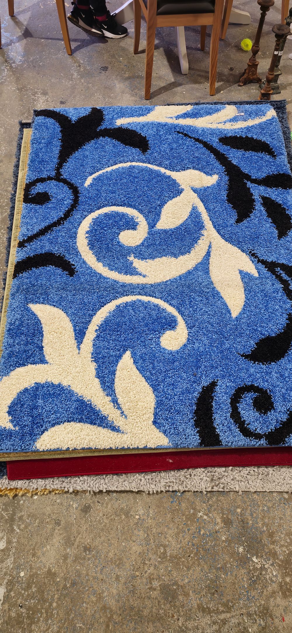 Lot 64: blue black and white chenielle style new floor rug 69 x 48 new item