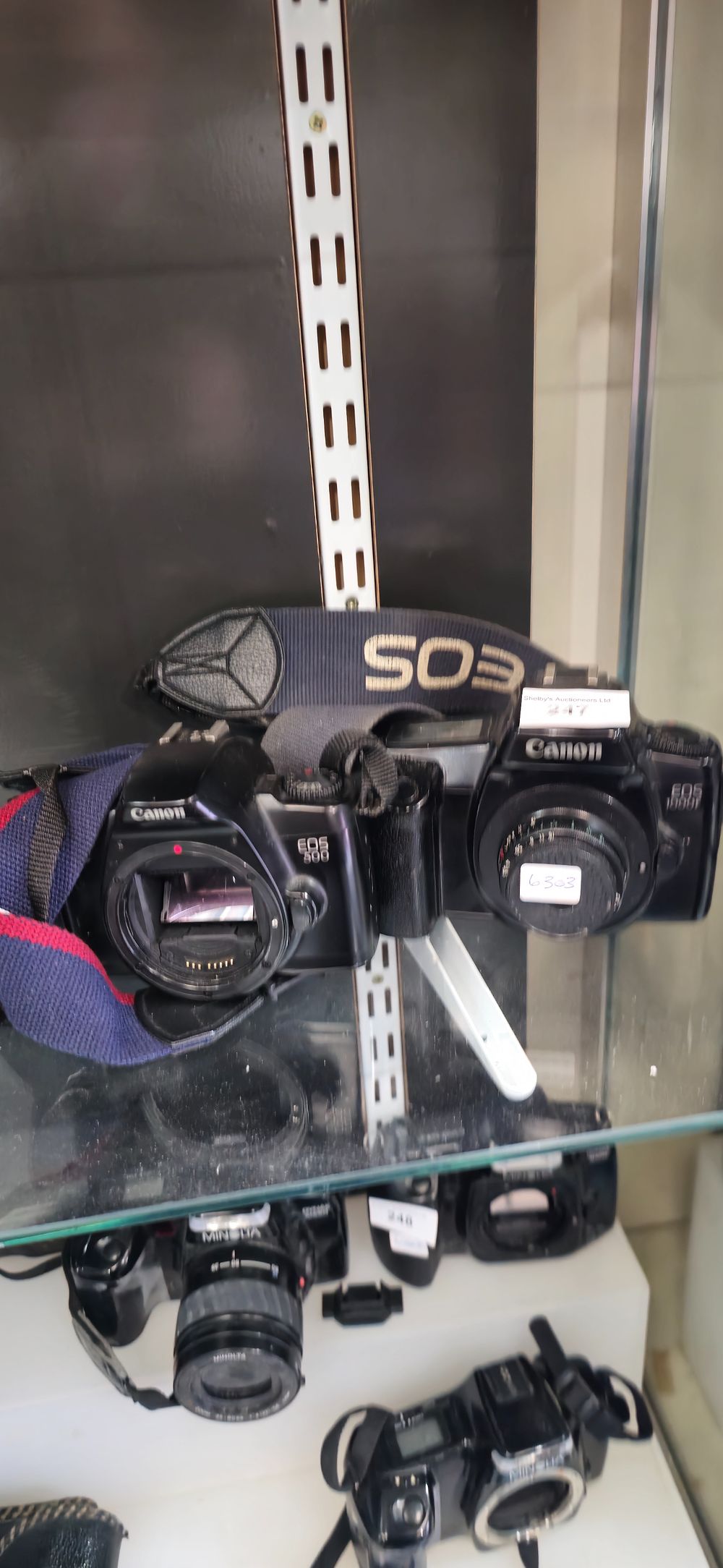 Lot 247: 2 canon eos cameras 500 and 1000f