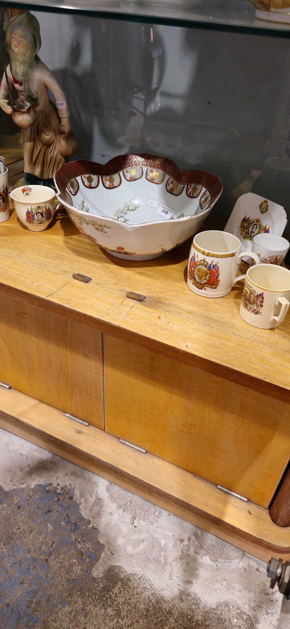 Lot 319: selection of various pottery ware items