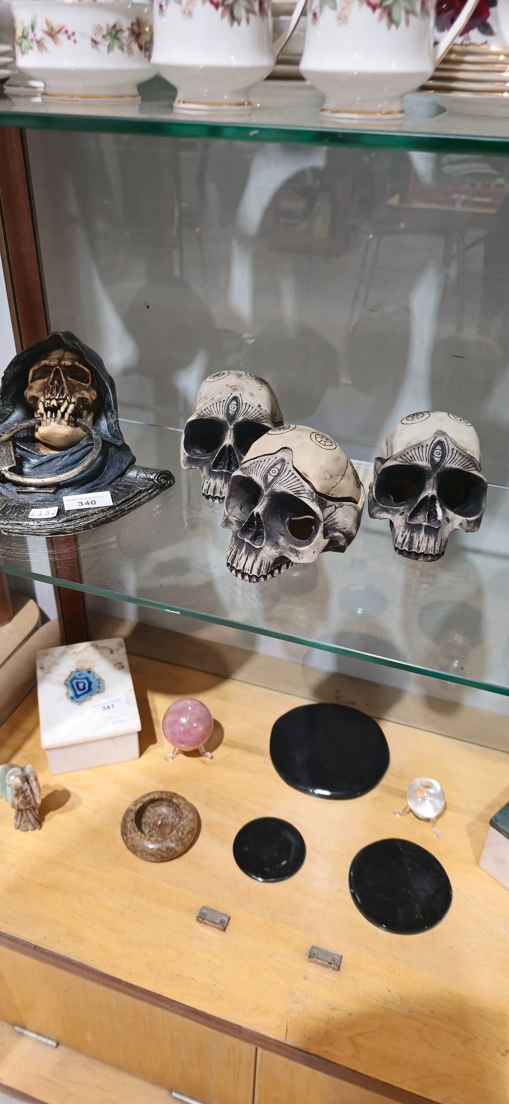 Lot 340: 4 various small skulls in resin
