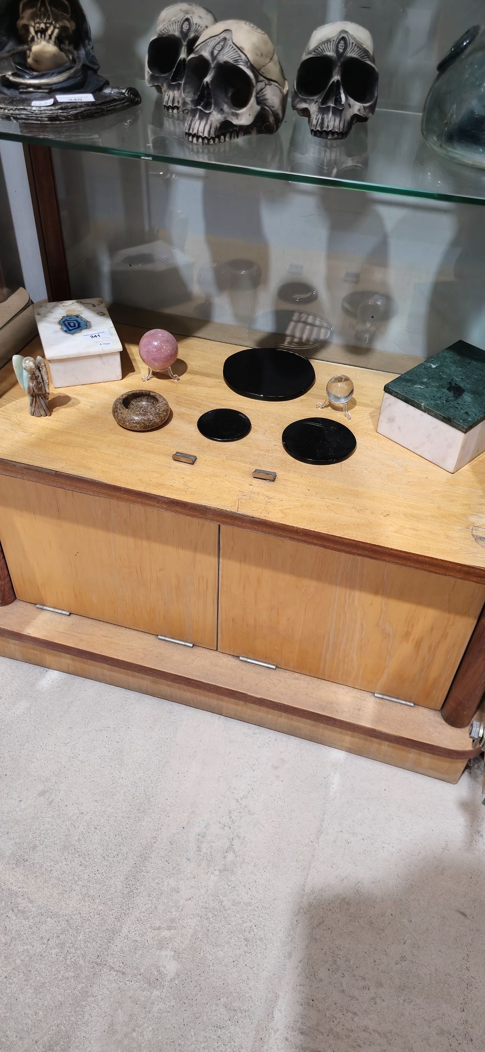Lot 341: selection of various agte items boxes etc