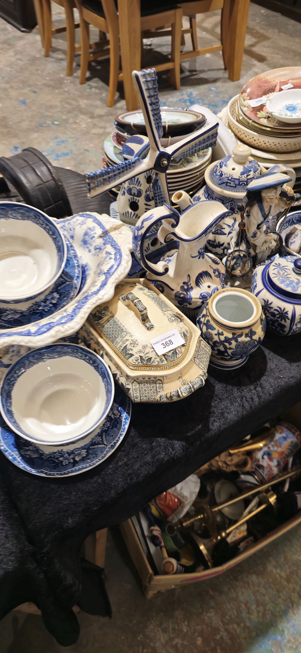 Lot 368: selection of blue and white ware pottery items