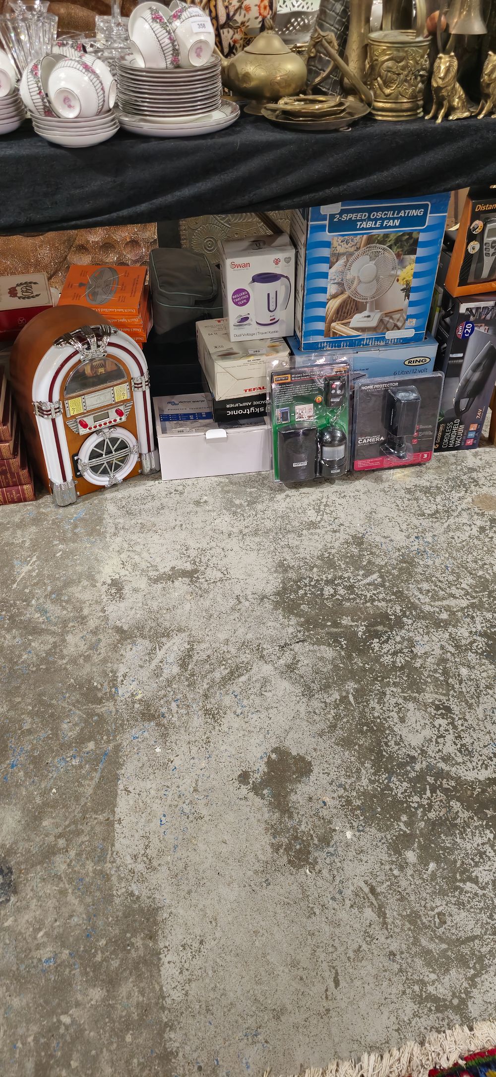 Lot 382: selection of various boxed electrical ware items inc travel cooler etc