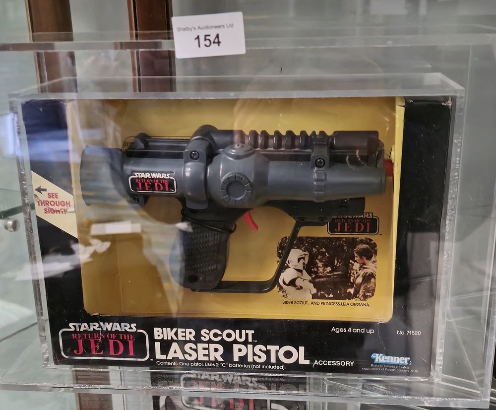Lot 154: star wars biker scout laser pistol in sealed unit by kenner
