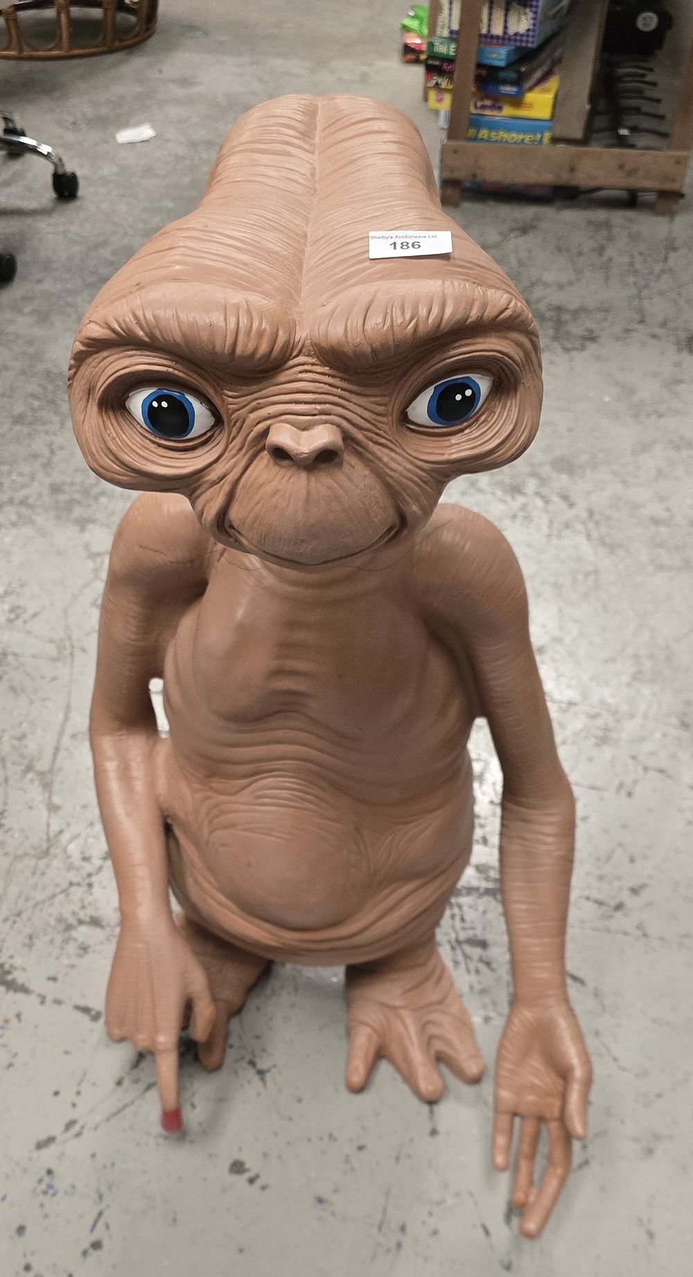 Lot 186: 1 plastic large et figure does have damage to his head has been fixed