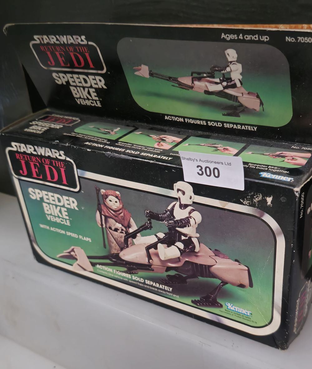 Lot 227: Star Wars return of the jedi boxed speeder...