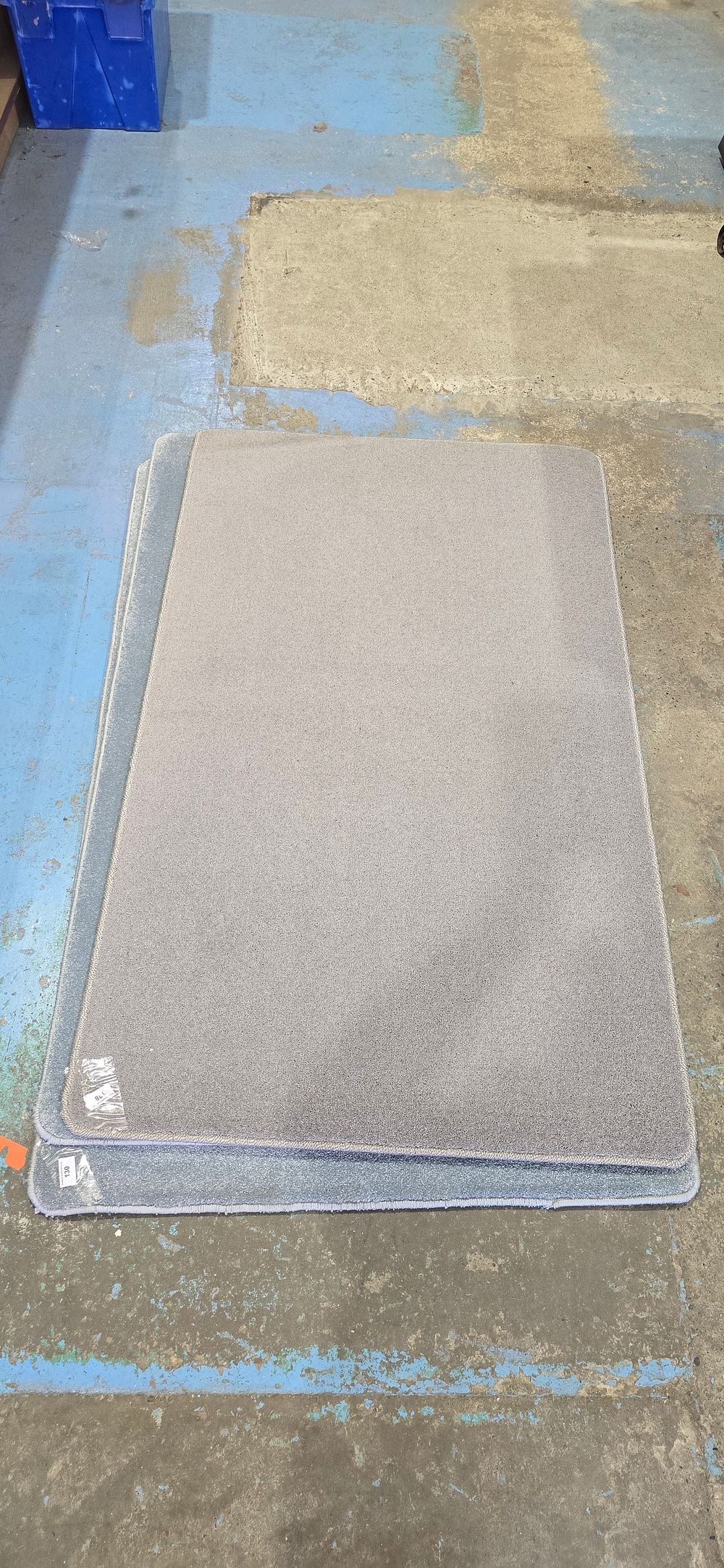 Lot 179: 1 xmedium grey hessian back floor rug 55inch x 39 inch new item