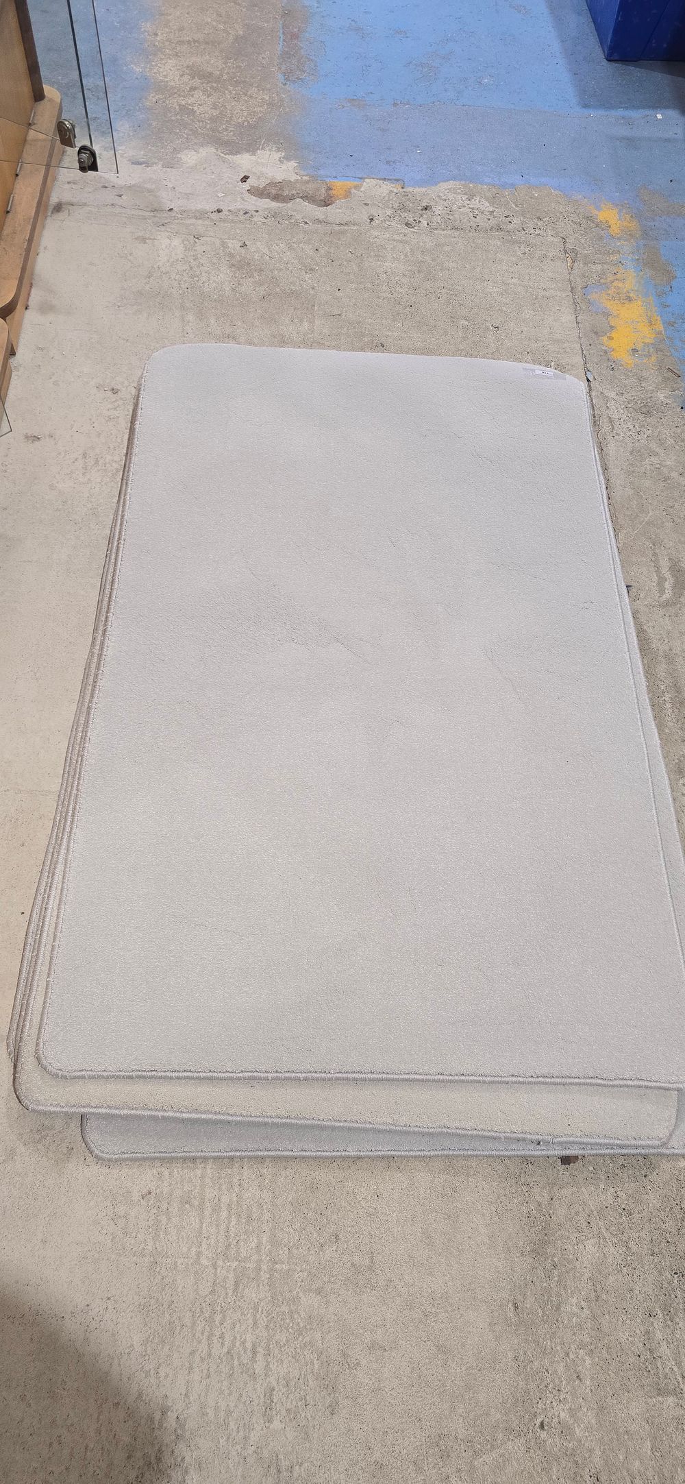 Lot 258: 1 x grey hessian back floor rug 55inch x 39 inch new item