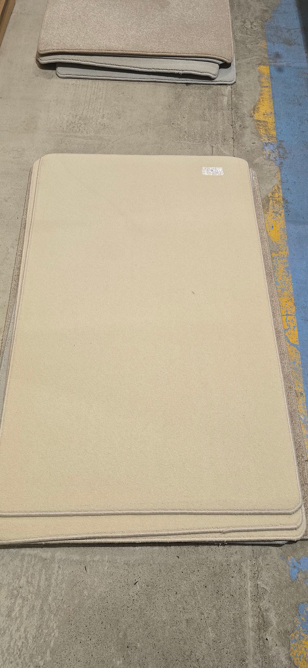 Lot 264: 1 x cream beige hessian back floor rug 55inch x 39 inch new item