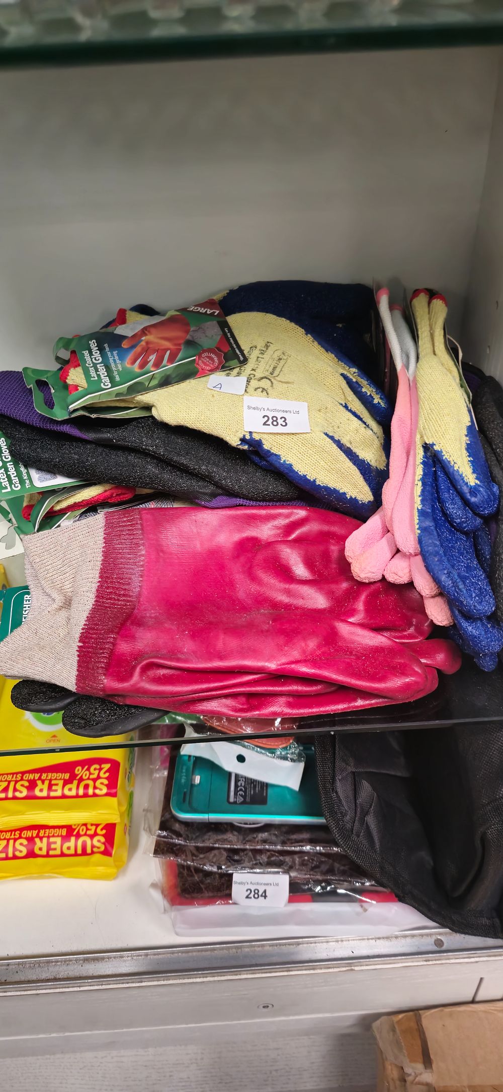Lot 283: 10 pairs of new gardening gloves