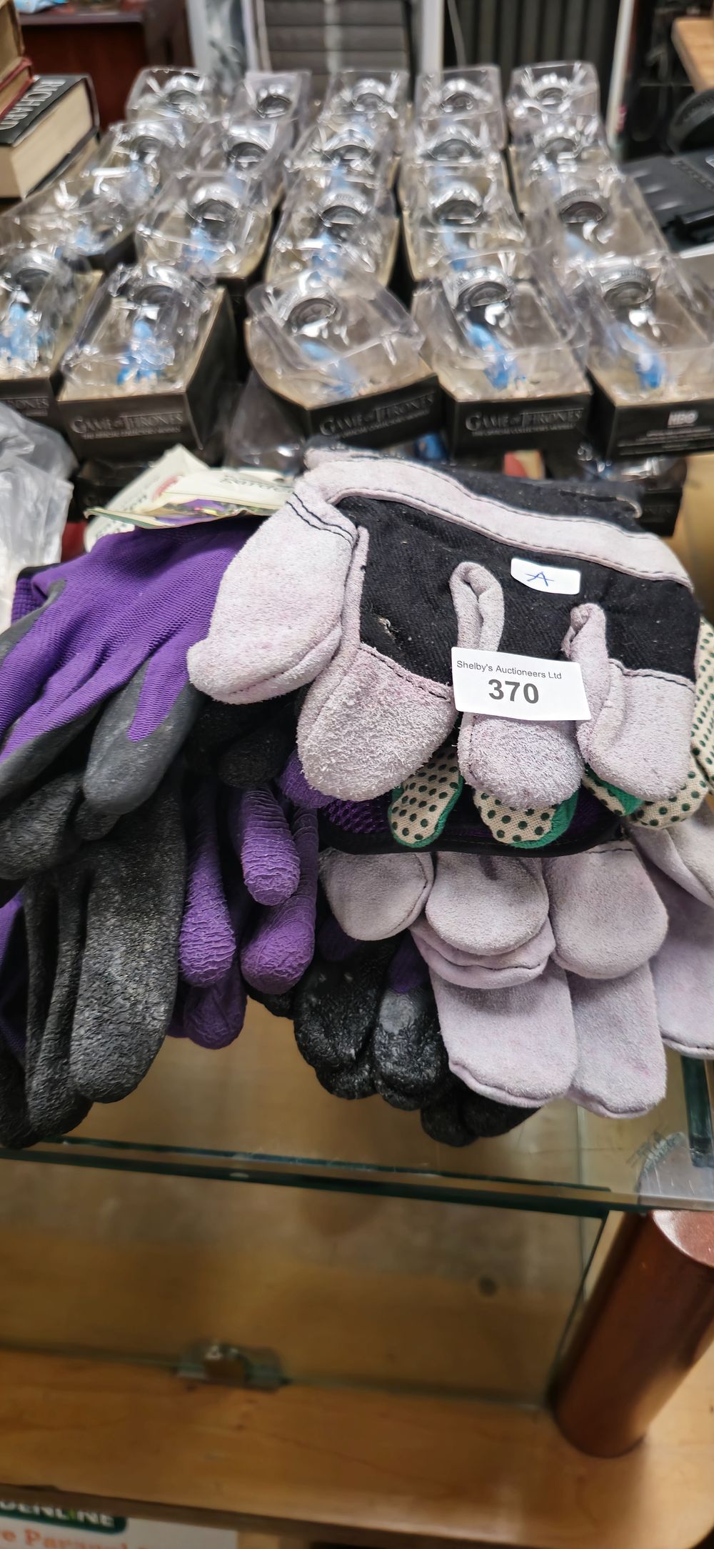 Lot 370: 10 pairs of new gardening gloves